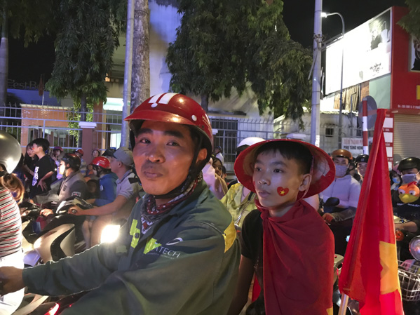 Cổ động viên TP. Vũng Tàu ăn mừng chiến thắng.