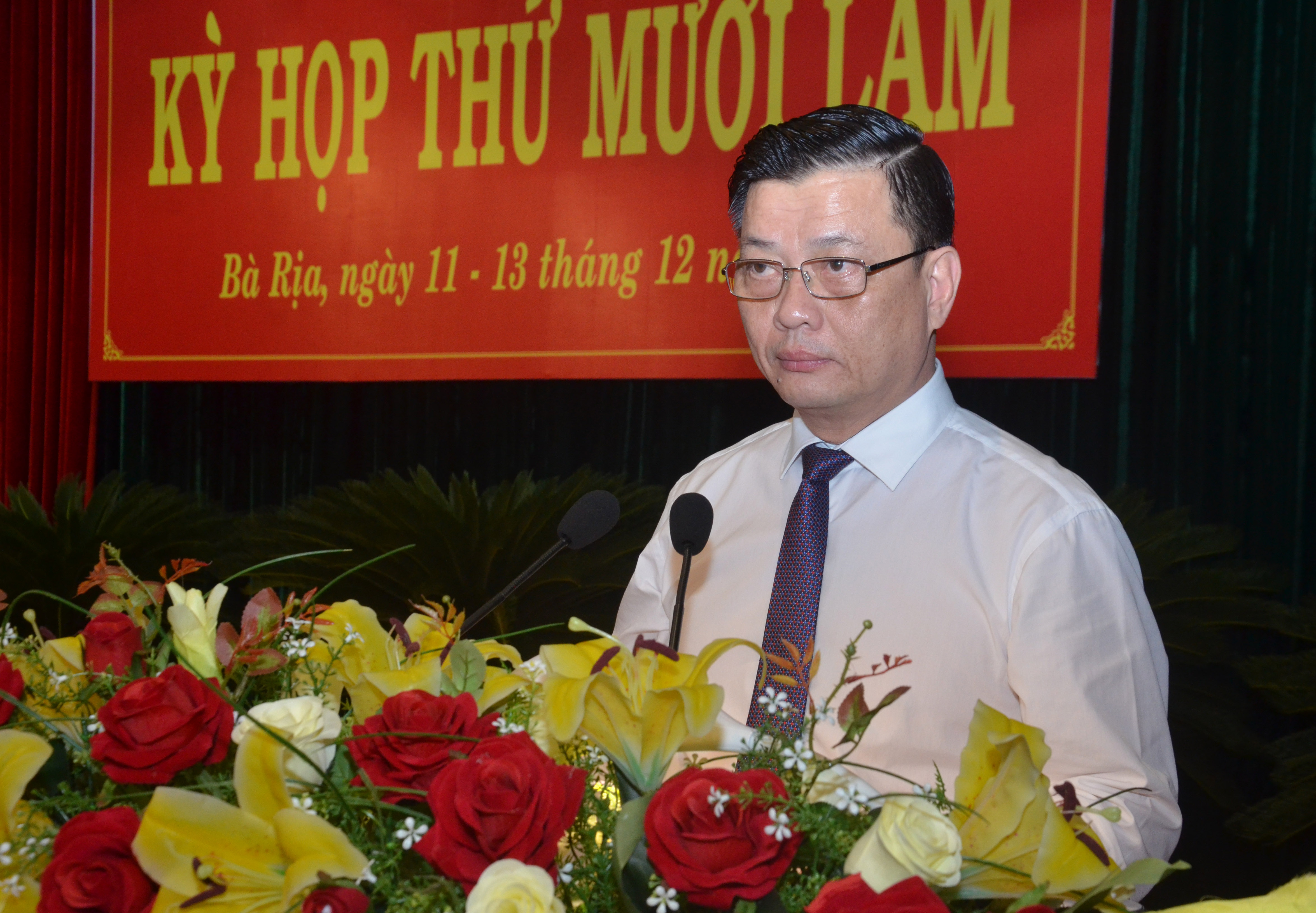 Ông Nguyễn Thành Long, Ủy viên Ban Thường vụ Tỉnh ủy, Quyền Chủ tịch UBND tỉnh báo cáo tóm tắt tình hình phát triển kinh tế-xã hội, quốc phòng-an ninh năm 2019 và phương hướng, nhiệm vụ năm 2020.
