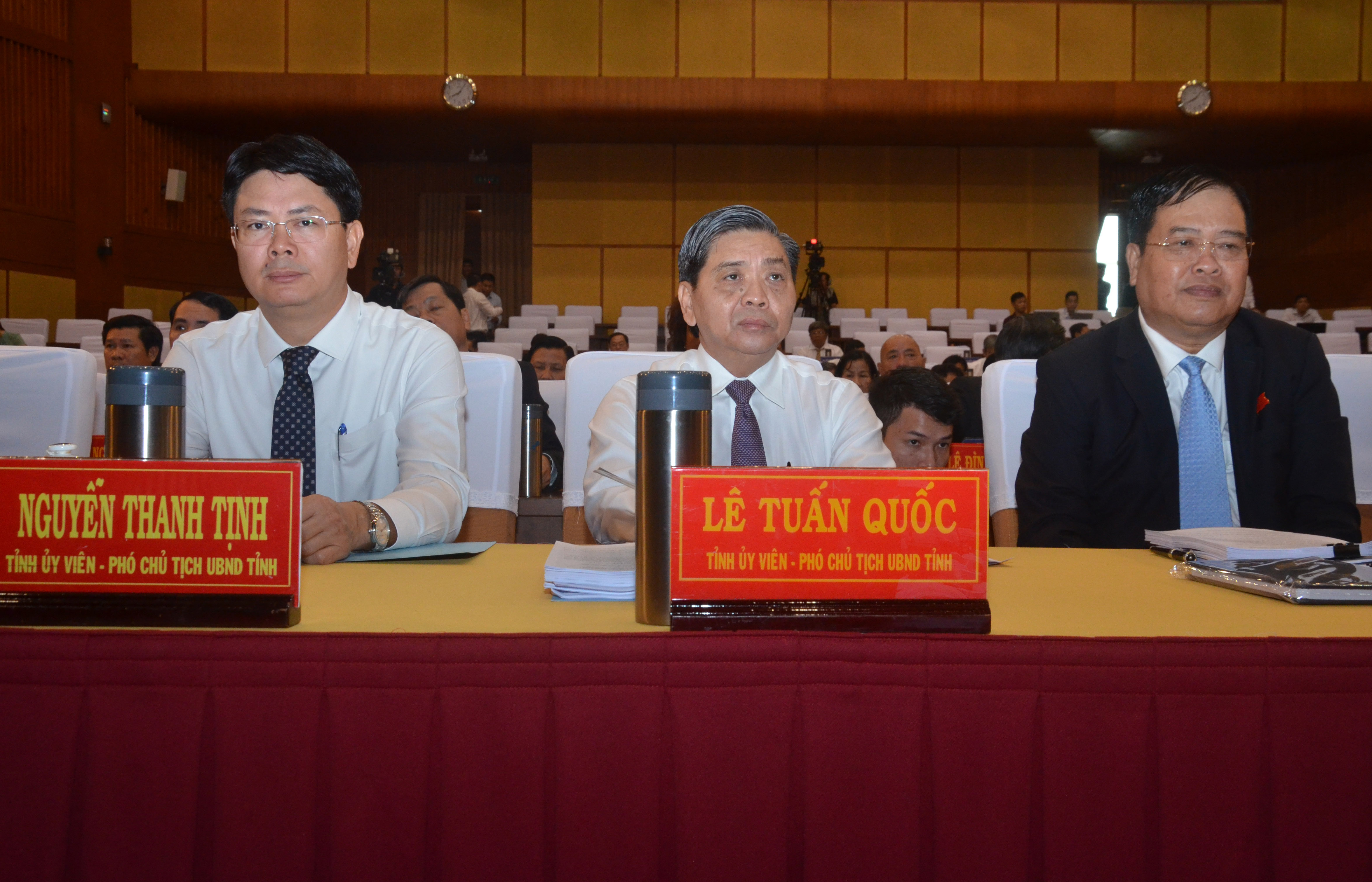 Ông Nguyễn Văn Trình (bên phải), nguyên Phó Bí thư Tỉnh ủy, nguyên Chủ tịch UBND tỉnh và các ông: Lê Tuấn Quốc (giữa), Nguyễn Thanh Tịnh, Phó Chủ tịch UBND tỉnh tham dự Kỳ họp.