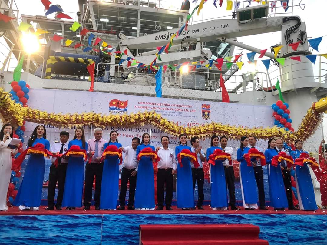 Nghi thức cắt băng đưa vào hoạt động tàu mới Vũng Tàu 05 và 06.