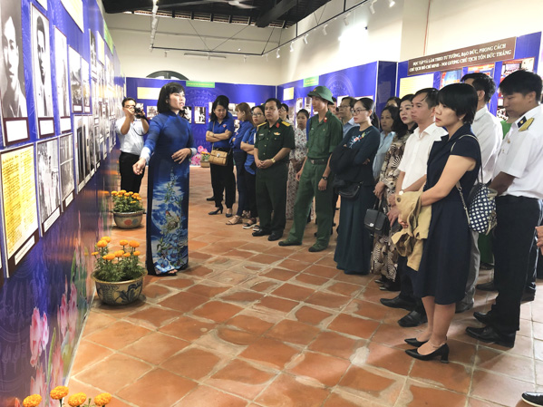 Các đại biểu và du khách tham quan triển lãm.