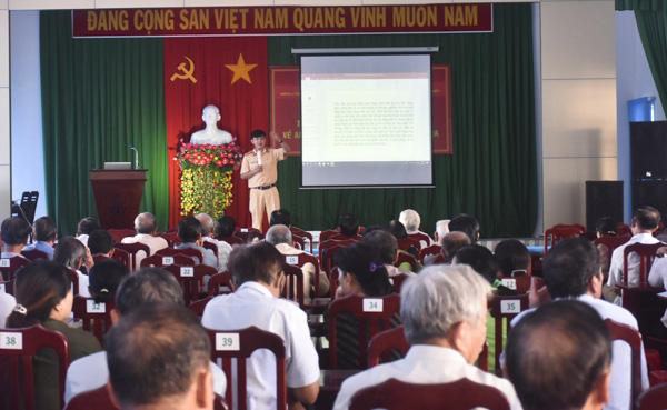 Cán bộ Phòng PC08 tuyên truyền an toàn giao thông đường thủy cho người dân.