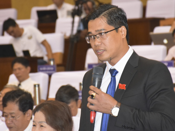 Đại biểu Bùi Chí Tình chất vấn Giám đốc Sở TN-MT về tình trạng ô nhiễm ở Khu xử lý chất thải tập trung Tóc Tiên.