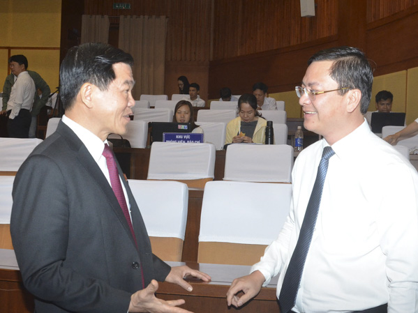 Ông Nguyễn Công Vinh, Giám đốc Sở KH-ĐT gặp gỡ ông Nguyễn Hồng Lĩnh, Ủy viên Trung ương Đảng, Bí thư Tỉnh ủy, Chủ tịch HĐND tỉnh để giải thích thêm về các vấn đề đại biểu và cử tri quan tâm.