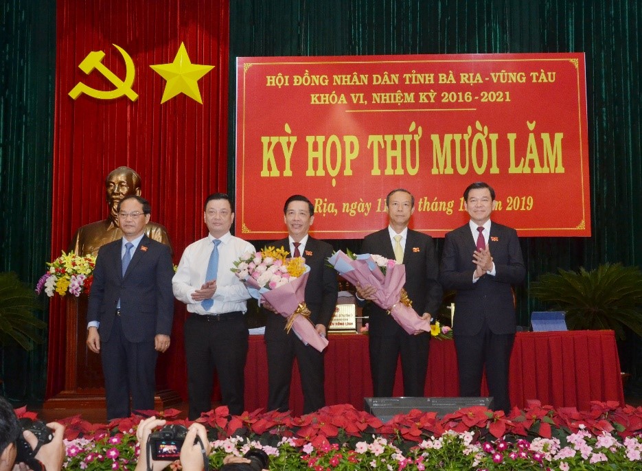 Các ông: Nguyễn Hồng Lĩnh, Ủy viên Trung ương Đảng, Bí thư Tỉnh ủy, Chủ tịch HĐND tỉnh; Nguyễn Thành Long, Ủy viên Ban Thường vụ Tỉnh ủy, Quyền Chủ tịch UBND tỉnh; Mai Ngọc Thuận, Ủy viên Ban Thường vụ Tỉnh ủy, Phó Chủ tịch HĐND tỉnh tặng hoa chúc mừng ông Nguyễn Văn Thọ và ông Lưu Tài Đoàn. 