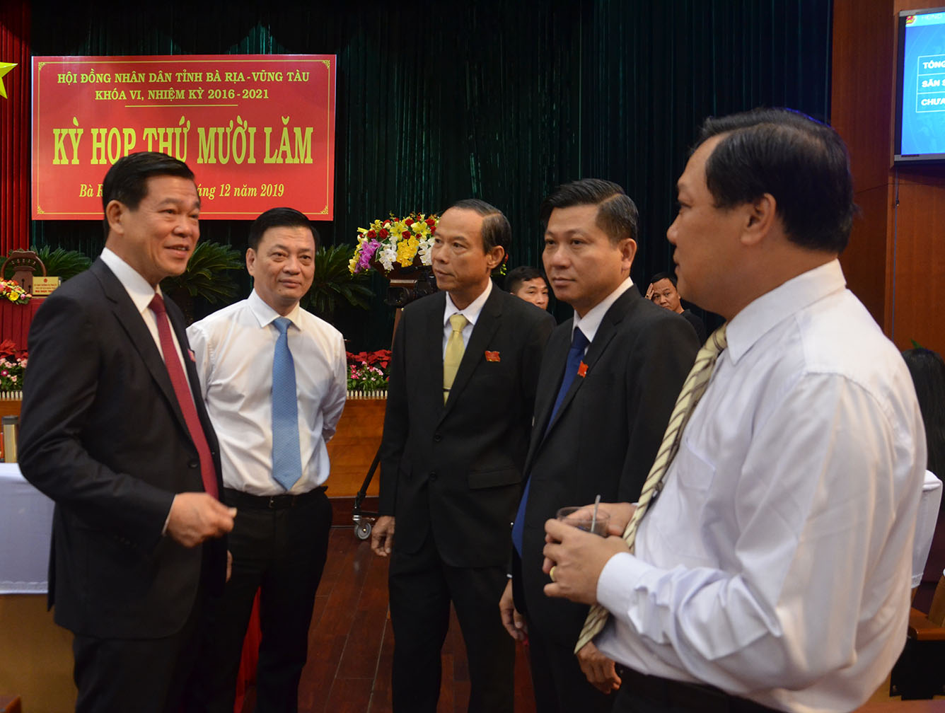 Các ông: Nguyễn Hồng Lĩnh, Ủy viên Trung ương Đảng, Bí thư Tỉnh ủy, Chủ tịch HĐND tỉnh; Nguyễn Thành Long, Quyền Chủ tịch UBND tỉnh; Nguyễn Văn Thọ, Phó Bí thư Tỉnh ủy; Trần Văn Tuấn, Phó Chủ tịch UBND tỉnh; Nguyễn Đình Trung, Giám đốc Sở VH-TT (từ trái qua) trao đổi bên lề Kỳ họp sáng 13/12.