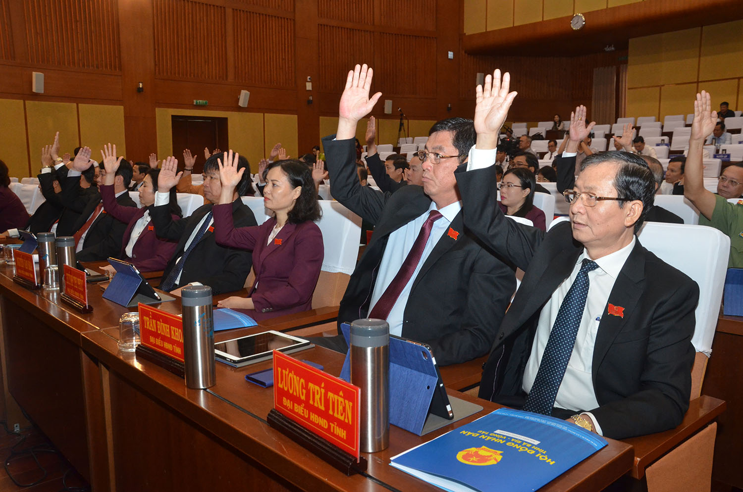 Đại biểu HĐND tỉnh biểu quyết thông qua Nghị quyết miễn nhiệm chức danh Trưởng Ban Pháp chế HĐND tỉnh đối với ông Nguyễn Văn Thọ.