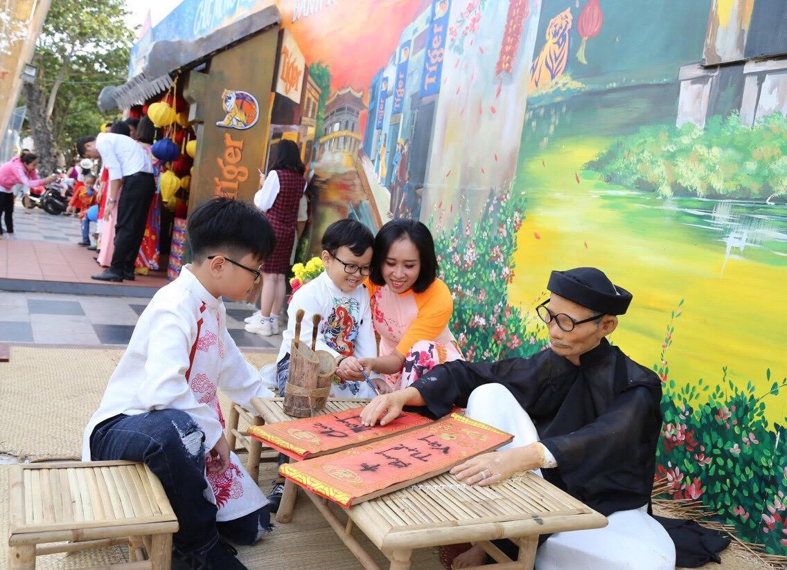 “Phải làm cho từng người dân thật sự hạnh phúc hơn, chất lượng sống tốt hơn và ra sức cống hiến hơn nữa, vun đắp cho sự phát triển vững chắc của Bà Rịa - Vũng Tàu”. Trong ảnh: Người dân vui chơi tại Hội hoa xuân Vũng Tàu 2019. Ảnh: MẠNH THẮNG