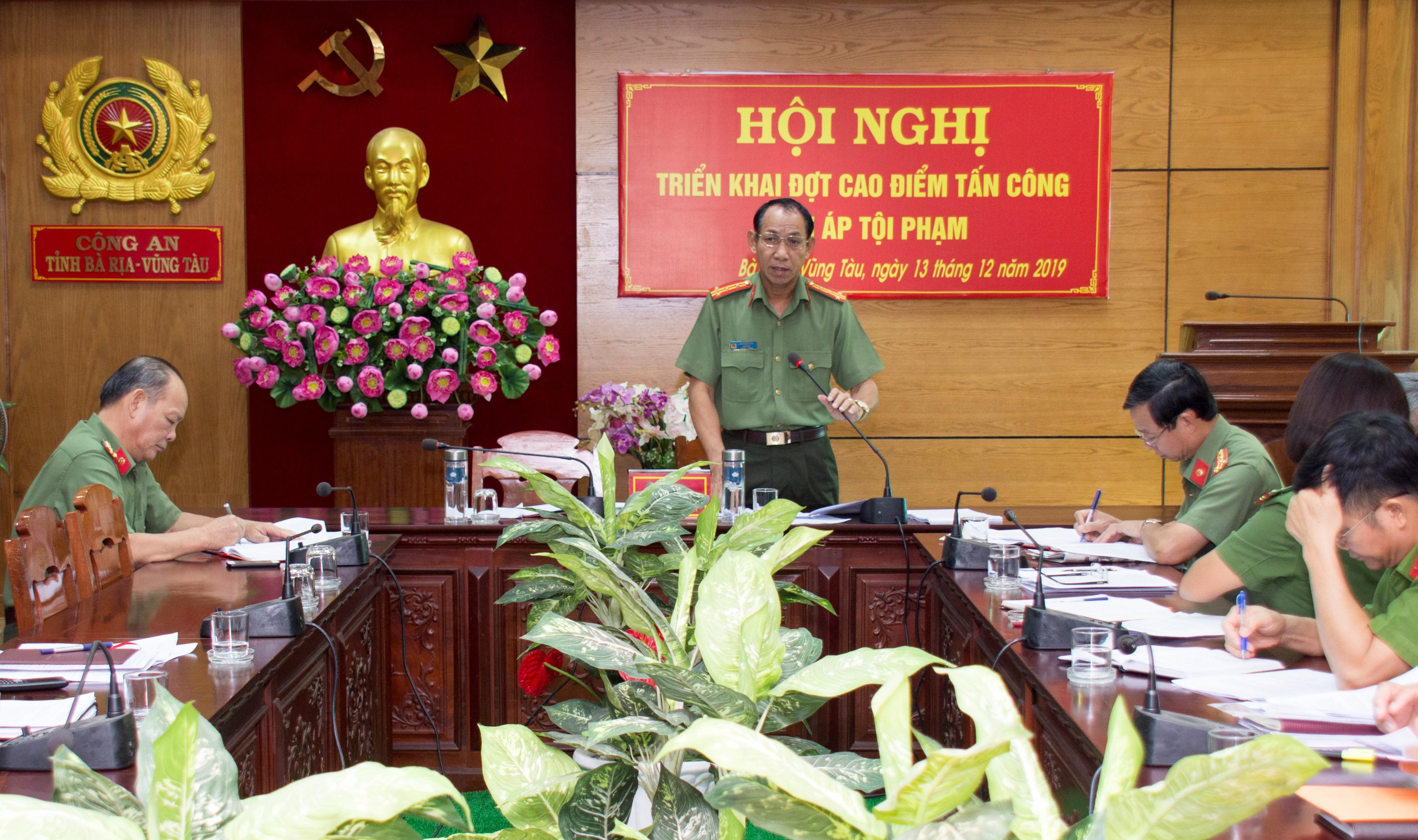 Đại tá Bùi Văn Thảo, Giám đốc Công an tỉnh chủ trì hội nghị và công bố mệnh lệnh ra quân thực hiện cao điểm.