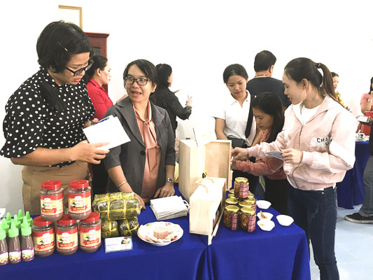 Đại biểu tham quan gian hàng sản phẩm truyền thống.