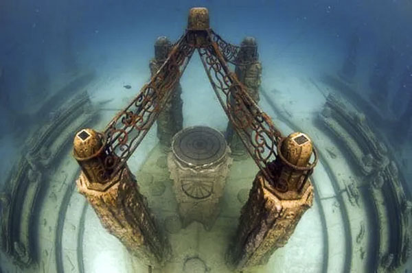 Khung cảnh độc đáo “thành phố người chết” dưới đáy biển.