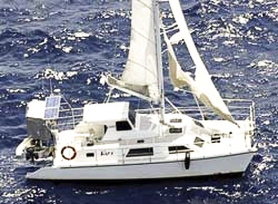 Du thuyền Kaz II trôi dạt trên dải san hô Great Barrier Reef (ảnh do máy bay tuần duyên Australia chụp).