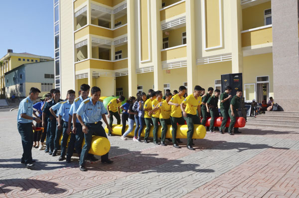 Các ĐVTN tham gia trò chơi “đoàn kết tiến bước” tại Ngày hội.
