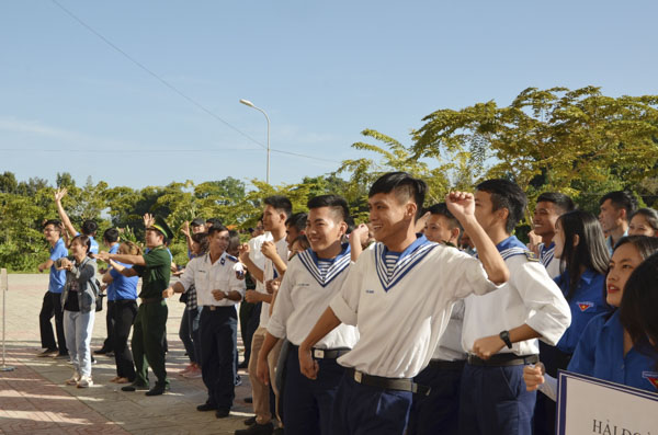 Cổ động viên nhiệt tình cổ vũ cho các đội chơi.
