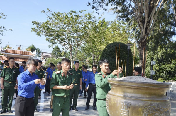 Cán bộ, chiến sĩ, ĐVTN dâng hương tại Tượng đài Nữ AHLS Võ Thị Sáu.