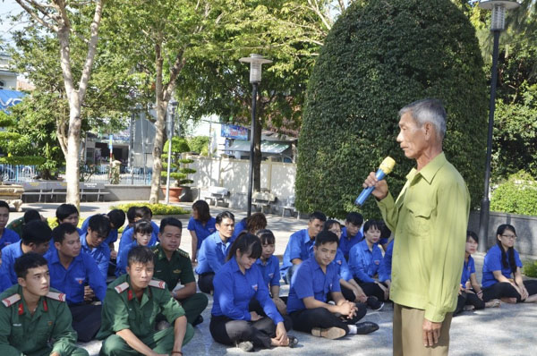 Ông Nguyễn Văn Hùng, Chủ tịch Hội CCB huyện Đất Đỏ nói chuyện chuyên đề với ĐVTN tại Ngày hội.