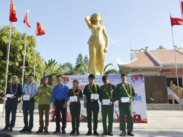 ĐVTN tiêu biểu của khối LLVT được Huyện Đoàn Đất Đỏ biểu dương, khen thưởng tại Ngày hội.