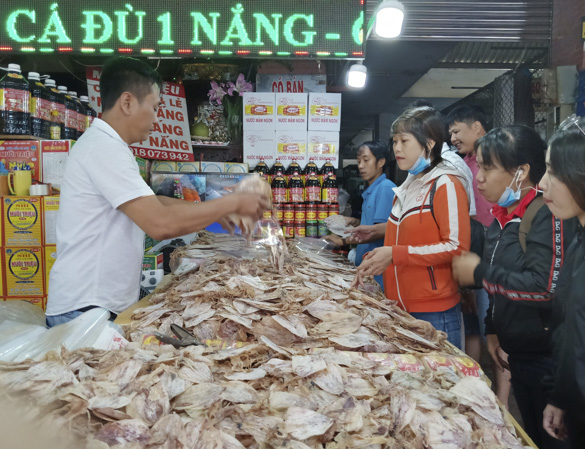 Hải sản khô là món quà được nhiều người dân chọn lựa làm quà tặng người thân và sử dụng trong dịp Tết Nguyên đán.  Trong ảnh: Người dân mua hải sản khô tại chợ Bà Rịa. Ảnh: ĐÔNG HIẾU