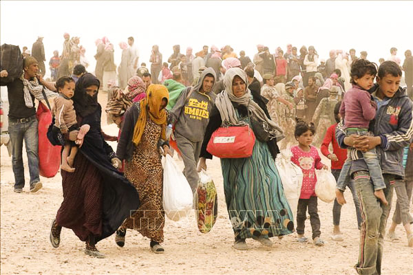 Người tị nạn Syria di chuyển sang phía Jordan tại khu vực cửa khẩu Hadalat.