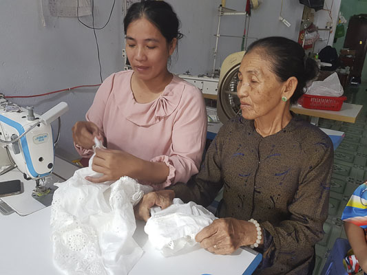 Cơ sở may gia công của chị Nguyễn Thị Hằng (trái), KP.Hòa Hội, TT.Đất Đỏ tạo việc làm cho 7 lao động.