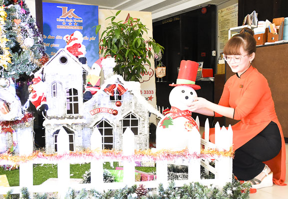 Nhân viên khách sạn Kiều Anh trang trí tiểu cảnh chuẩn bị đón Noel. 