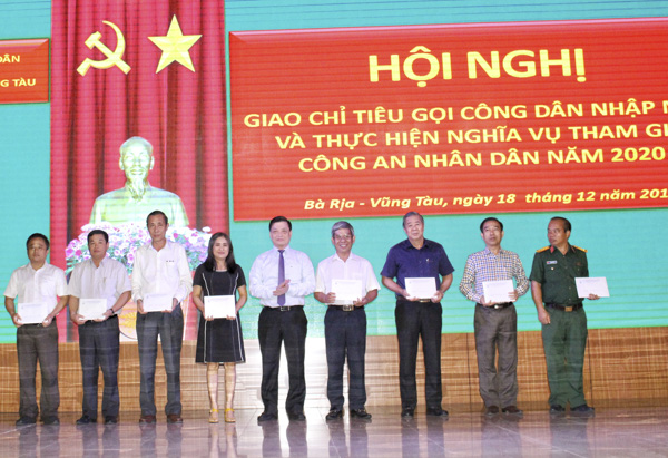 Ông Nguyễn Thành Long, Quyền Chủ tịch UBND tỉnh trao Quyết định giao chỉ tiêu gọi công dân nhập ngũ và thực hiện nghĩa vụ tham gia Công an nhân dân cho các địa phương.