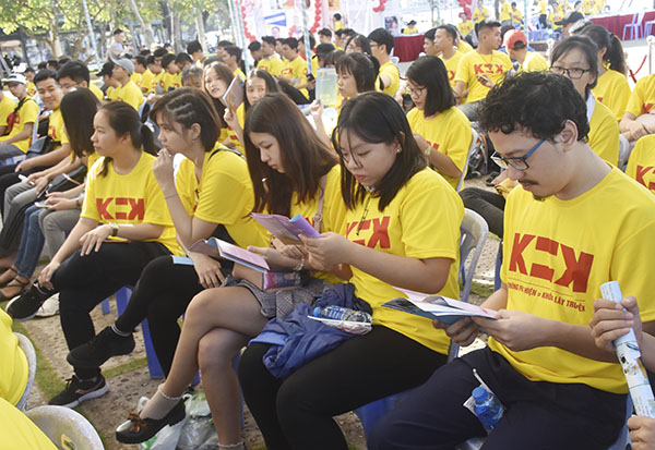 Đoàn viên thanh niên, SV, HS tìm hiểu thông tin về K=K qua các tài liệu được phát tại sự kiện.