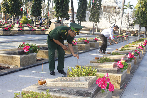 Các đại biểu thắp nhang tại các phần mộ liệt sĩ.