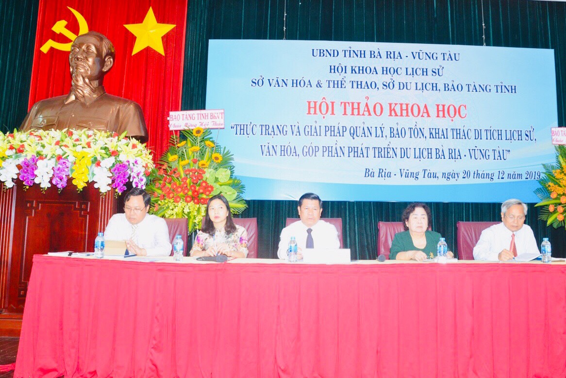 Ông Nguyễn Văn Xinh (giữa), Ủy viên Ban Thường vụ Tỉnh ủy, Trưởng Ban Tuyên giáo Tỉnh ủy; bà Đỗ Nguyệt Hương (thứ hai, bên phải), Chủ tịch Hội Khoa học Lịch sử tỉnh; ông Nguyễn Đình Trung (bìa trái), Giám đốc Sở VH-TT; bà Trần Thị Thu Hiền, Phó Giám đốc Sở Du lịch và ông Phạm Chí Thân, Phó Chủ tịch Hội Khoa học Lịch sử tỉnh chủ trì hội thảo.