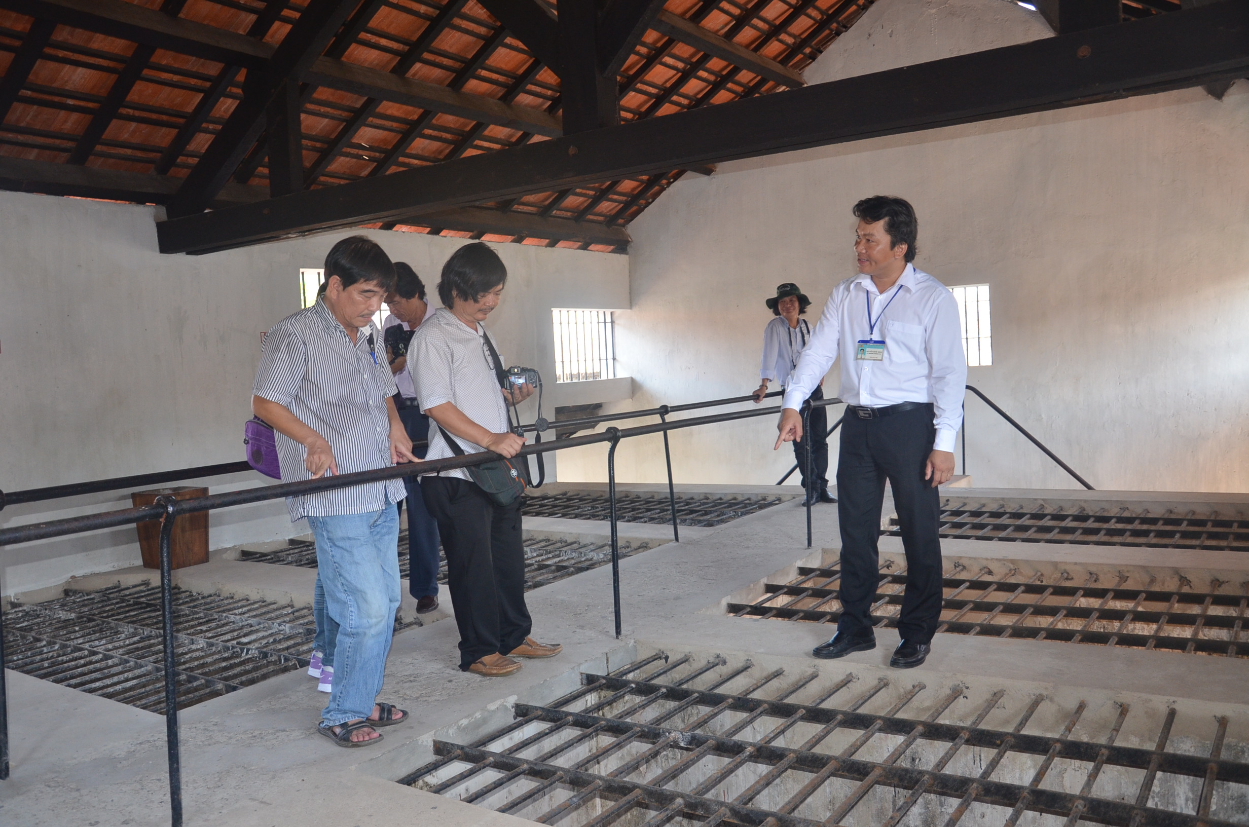 Những năm qua, tỉnh đã khai thác giá trị di tích để giáo dục truyền thống cách mạng, phát triển du lịch tâm linh, du lịch về nguồn. Trong ảnh: Du khách tham quan di tích Nhà tù Côn Đảo.