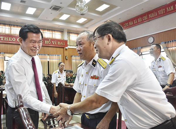 Ông Nguyễn Hồng Lĩnh, Ủy viên Trung ương Đảng, Bí thư Tỉnh ủy, Chủ tịch HĐND tỉnh thăm hỏi các đại biểu tham dự buổi họp mặt.