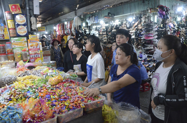 Bánh mứt bắt đầu được các tiểu thương chợ Vũng Tàu đưa lên kệ hàng.