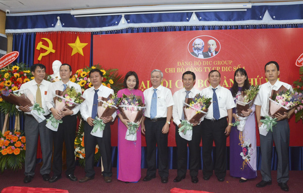 Ông Hoàng Minh Kim (giữa), Phó Bí thư Thường trực Đảng ủy Khối Cơ quan và Doanh nghiệp tỉnh và ông Nguyễn Minh Châu, Phó Bí thư Thường trực Đảng ủy Tổng Công ty CP Đầu tư Phát triển xây dựng tặng hoa chúc mừng Chi ủy Chi bộ Công ty cổ phần DIC số 4, nhiệm kỳ 2020-2022. 