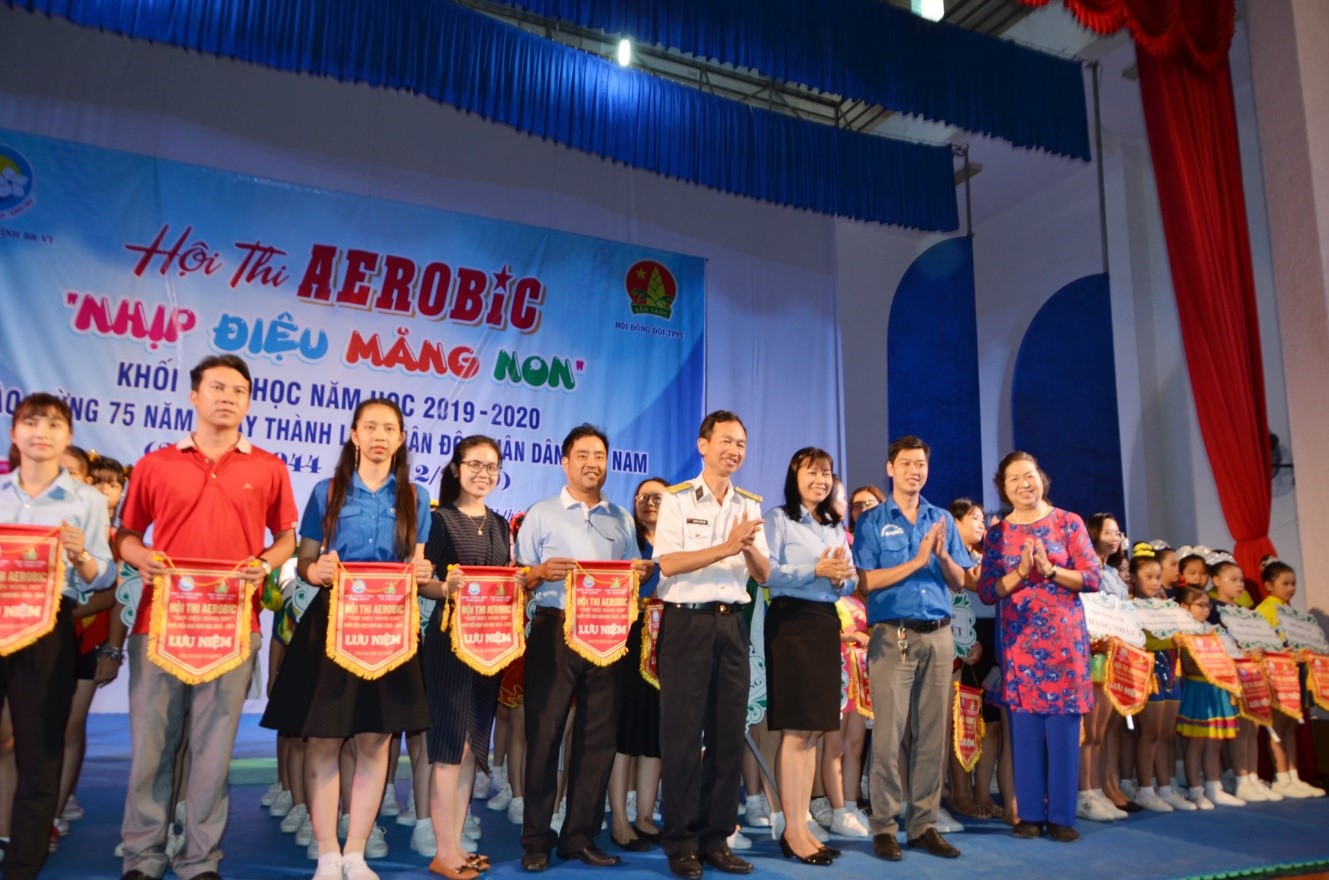 Đại diện Ban Tổ chức tặng Cờ lưu niệm cho các đội tham gia hội thi.