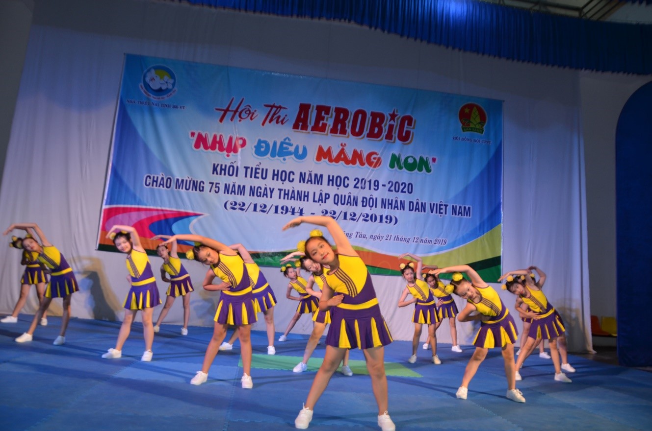 Phần biểu diễn của Trường TH Thắng Nhì.