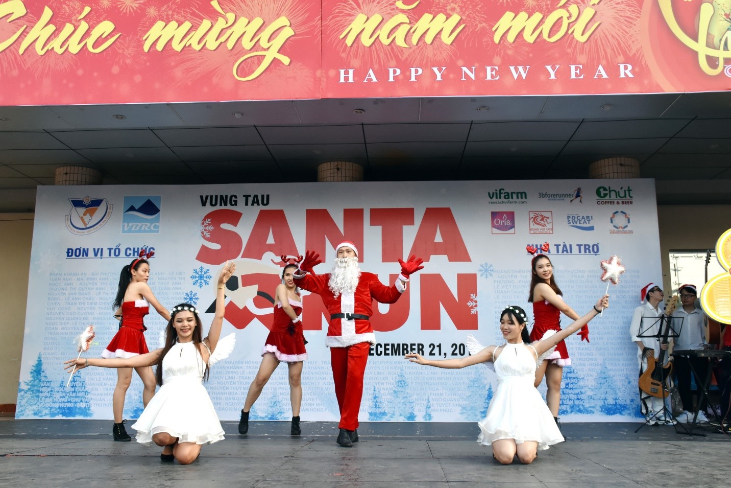 Một tiết mục văn nghệ cổ vũ các ông già Noel trước cuộc thi.