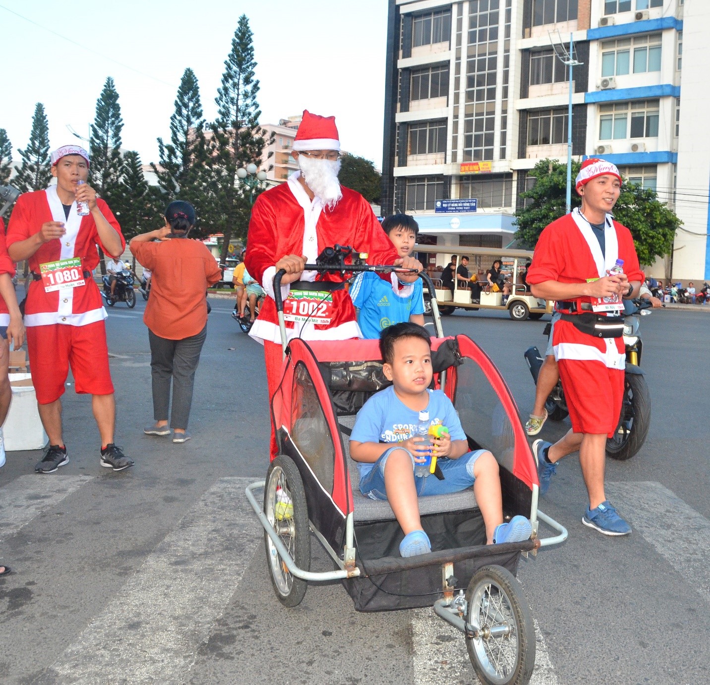 Một ông già Noel gây ấn tượng khi đưa con cùng trên đường chạy.