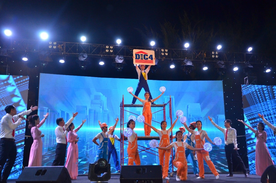 Đội văn nghệ DIC 4 thể hiện sức trẻ năng động, hăng say làm việc trên công trường xây dựng trong tiết mục “DIC ngôi nhà yêu thương”.
