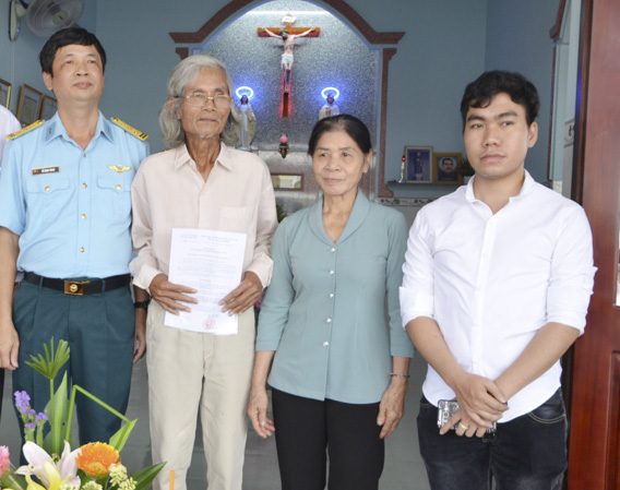 Lễ bàn giao nhà tình nghĩa cho gia đình ông Trần Văn Tẩu (ấp Tiến Thành, xã Quảng Thành, huyện Châu Đức) do Giáo xứ Quảng Thành phối hợp với UBND huyện Châu Đức và Công ty Trực thăng Miền Nam xây tặng.