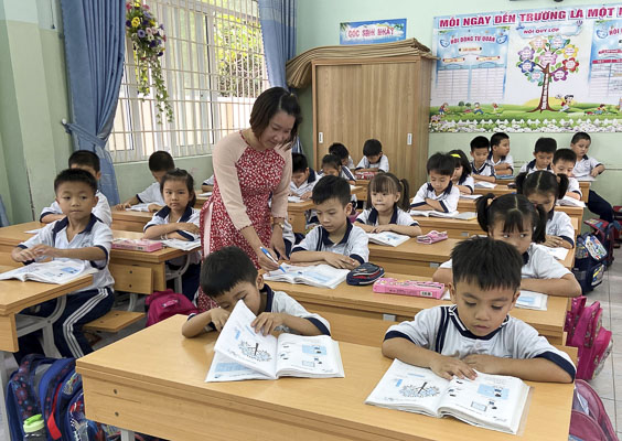 Trường TH Lê Lợi (TP.Vũng Tàu) đã tận dụng phòng chức năng làm chỗ học cho HS nhưng dự kiến 100 HS của trường học 2 buổi/ngày thì còn thiếu 6 phòng học. Trong ảnh: Một giờ học của HS Trường TH Lê Lợi.