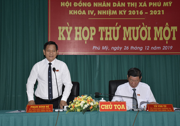 Phạm Đình Đệ (bìa trái), Phó Chủ tịch HĐND TX.Phú Mỹ và Võ Văn Tư, Phó Chủ tịch HĐND TX.Phú Mỹ chủ tọa kỳ họp.
