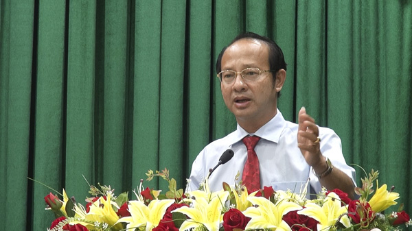 Ông Đỗ Văn Dũng, Bí thư Huyện ủy Phát biểu chỉ đạo tại kỳ họp.
