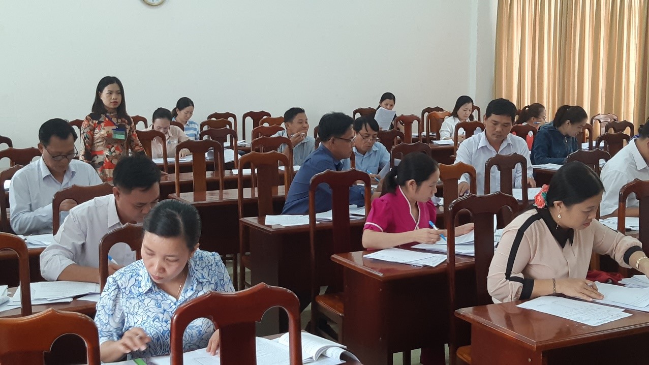 Công chức cấp xã (huyện Châu Đức) làm bài trắc nghiệm kiểm tra kiến thức về chuyên môn nghiệp vụ.