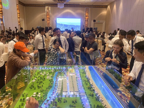 Việc điều chỉnh giá đất sẽ giúp thị trường bất động sản BR-VT trở nên sôi động hơn. Trong ảnh: Khách hàng tìm hiểu dự án Axis Hồ Tràm (huyện Xuyên Mộc).                              Ảnh: QUANG VŨ
