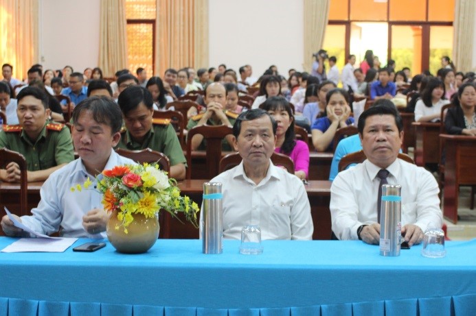 Ông Nguyễn Văn Xinh, Ủy viên Ban Thường vụ Tỉnh ủy, Trưởng Ban Tuyên giáo Tỉnh ủy và ông Lương Trí Tiên, Ủy viên Ban Thường vụ Tỉnh ủy, Trưởng Ban Nội chính Tỉnh ủy tham dự lễ khai mạc kỳ thi.