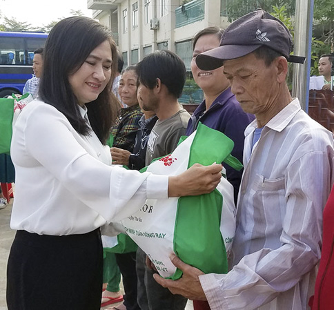 Bà Đinh Thị Trúc My, Phó Chủ tịch UBND huyện Xuyên Mộc trao quà cho người nghèo.
