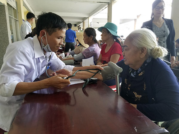 Các bác sĩ khám bệnh cho người dân.
