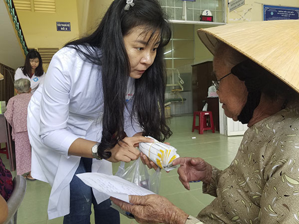 Bác sĩ phát thuốc và tư vấn sức khỏe cho người dân.