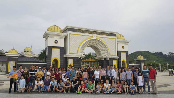 Khách du lịch chụp ảnh lưu niệm trước Hoàng cung Malaysia.