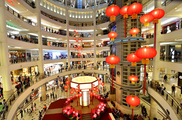 Khu mua sắm sầm uất Suria KLCC dưới chân tòa tháp.